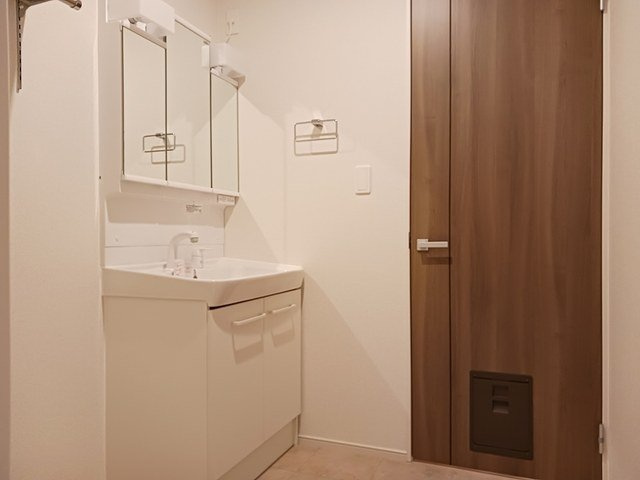 ヌーヴォー・リジェルⅢの洗面所|ゆったりとスペースのある洗面所