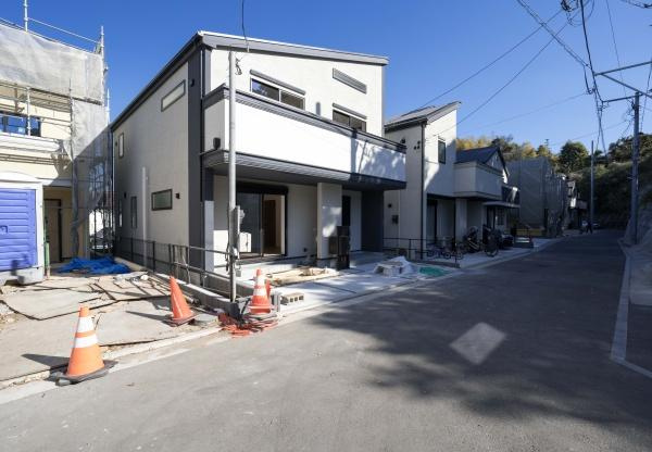 横浜市栄区鍛冶ケ谷１丁目の新築一戸建の前面道路含む現地写真