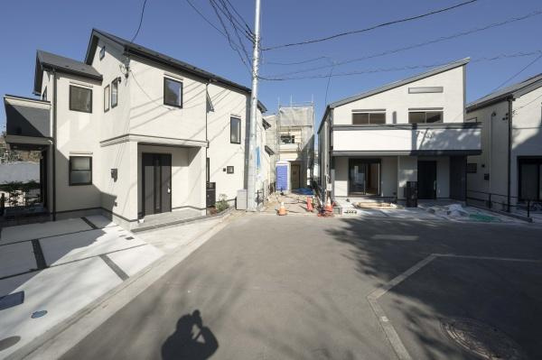 横浜市栄区鍛冶ケ谷１丁目の新築一戸建の前面道路含む現地写真