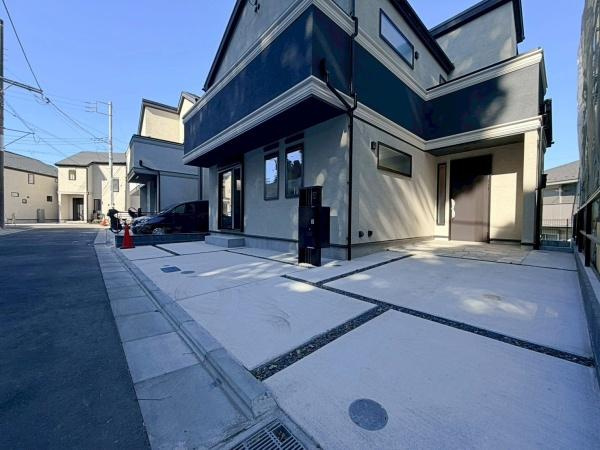 横浜市栄区鍛冶ケ谷１丁目の中古一戸建の前面道路含む現地写真