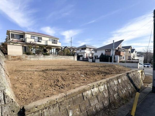 横浜市港北区高田西５丁目の売地の前面道路含む現地写真|マイホームを持つ幸せを存分に感じる陽当たり、開放感。流行に左右されず、将来にわたって価値が継続する「上質」な佇まいです。