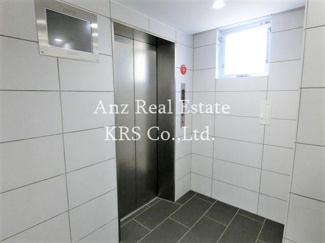 【ロビー】 | エレベーターはモニター付きで安心！入居者様の安全を守ります♪