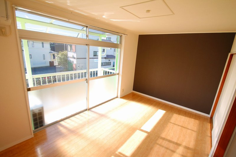 メゾン・ドゥ・レイリーＣ棟の居間・リビング|洋室