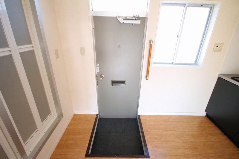 メゾン・ドゥ・レイリーＣ棟の玄関|玄関（中）