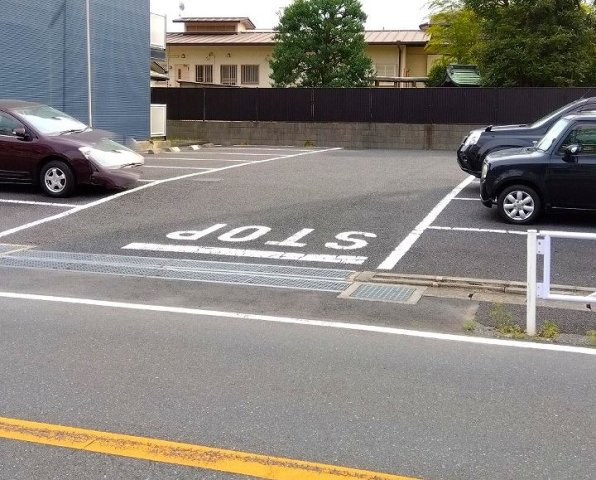 レオパレスアズーラの駐車場