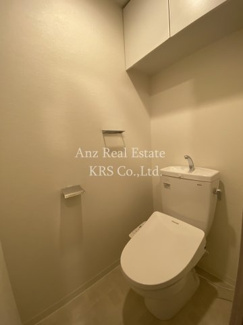 【トイレ】 | スプランディッド堀江 | 上部に収納棚付き！温水洗浄便座のお手洗いです♪