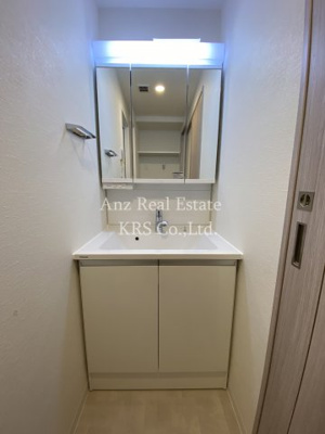 【独立洗面台】 | スプランディッド堀江 | 照明付き！3面鏡のシャワー付き洗面台です♪