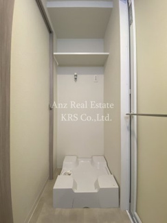 【洗面所】 | スプランディッド堀江 | 洗面所部分に洗濯機置き場があります♪収納棚付きで便利！