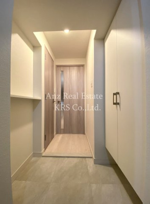 【玄関】 | スプランディッド堀江 | オブジェ置き場付きの広々とした玄関部分♪