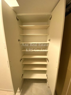 【玄関】 | スプランディッド堀江 | 玄関部分には天井高のシューズボックスがあります♪