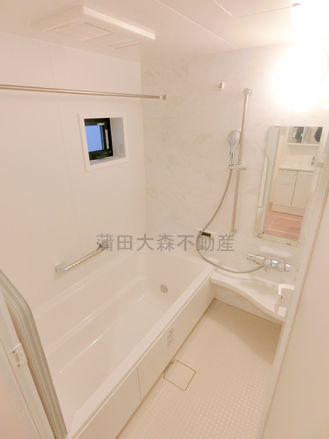 Kolet大田西糀谷#02の浴室|窓と浴室乾燥機能、追焚機能付きのお風呂