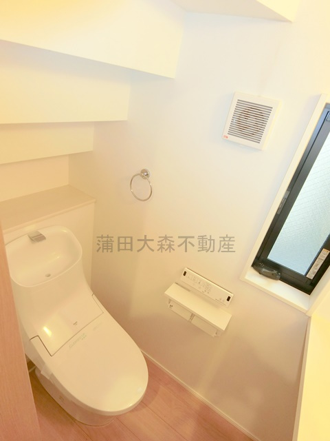 Kolet大田西糀谷#02のトイレ|窓と温水洗浄便座付きのトイレ　1Fと2Fにトイレあり