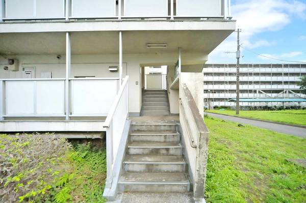 ビレッジハウス阿久和3号棟のエントランス|ゆとりのあるエントランスです