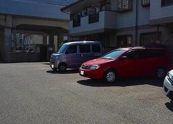 福岡市西区小戸４丁目のアパートの駐車場