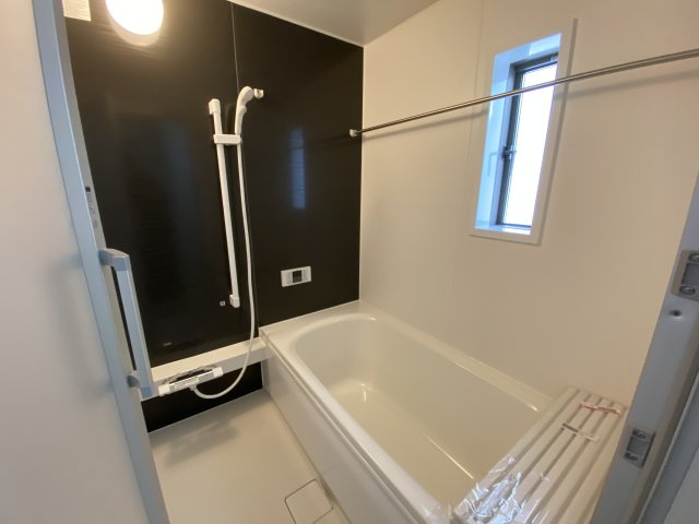 1/13価格変更♪　【佐糠町第8　全5棟／1号棟】　新築建売住宅　※期間限定キャンペーン開催♪※/の浴室|■□■ユニットバスの写真です■□■　高断熱浴槽なので、温めたお湯の熱を逃がしにくくし、しっかり断熱してくれるので、入浴の時間帯がバラバラでも安心ですね♪