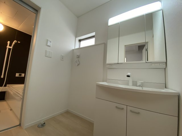 1/13価格変更♪　【佐糠町第8　全5棟／1号棟】　新築建売住宅　※期間限定キャンペーン開催♪※/の洗面所|■□■洗面所の写真です■□■　使い勝手の良い洗面台は、奥様の身支度の時間も楽しくなりそうですね。
