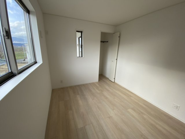 1/13価格変更♪　【佐糠町第8　全5棟／1号棟】　新築建売住宅　※期間限定キャンペーン開催♪※/の洋室|■□■居室の写真です■□■　
木の温もりがナチュラルでくつろげる空間ですね。