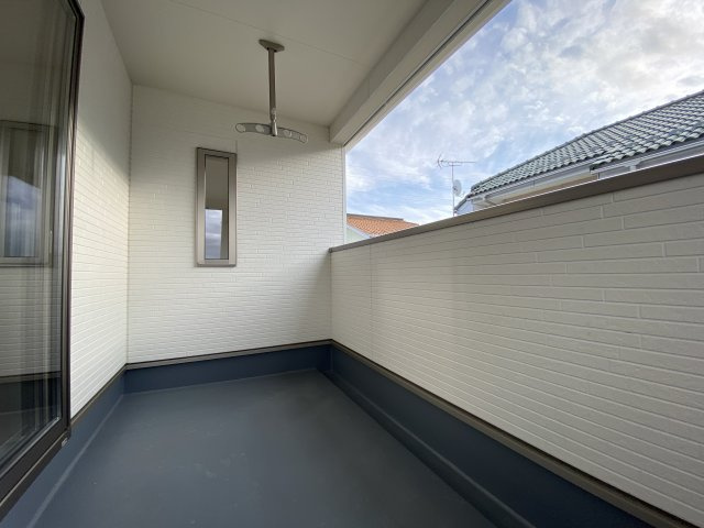 1/13価格変更♪　【佐糠町第8　全5棟／1号棟】　新築建売住宅　※期間限定キャンペーン開催♪※/のバルコニー|■□■バルコニーの写真です■□■　お布団など大きいものも、充分に干せる広さがございます。