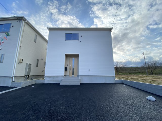 1/13価格変更♪　【佐糠町第8　全5棟／1号棟】　新築建売住宅　※期間限定キャンペーン開催♪※/の駐車場|◆カースペースの写真です◆
陽当りの良い駐車場は週末の洗車も快適です♪お車の他にも、自転車をとめられそうなスペースもございます。
