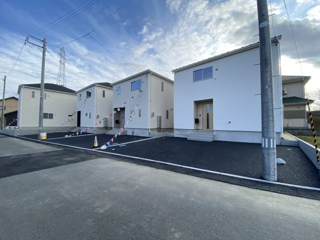 1/13価格変更♪　【佐糠町第8　全5棟／1号棟】　新築建売住宅　※期間限定キャンペーン開催♪※/の前面道路含む現地写真|外壁仕上げ材は窯業系サイディング。裏面に付着した汚れが、雨水によって流れ落ちやすい「防汚機能付きサイディング」を採用。外壁の美しさが長持ちします♪
