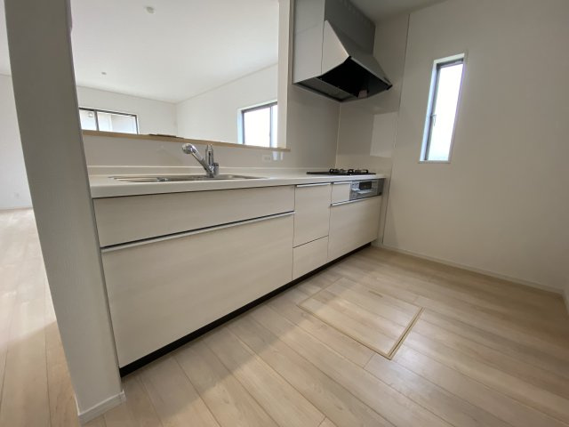 1/13価格変更♪　【佐糠町第8　全5棟／1号棟】　新築建売住宅　※期間限定キャンペーン開催♪※/のキッチン|■□■キッチンの写真です■□■　対面式キッチンは、リビングの様子を見ながらお料理出来るので、小さなお子様がいらっしゃる方は、安心してお料理出来ますね。