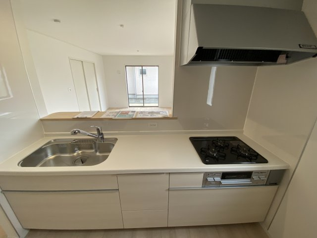 1/13価格変更♪　【佐糠町第8　全5棟／1号棟】　新築建売住宅　※期間限定キャンペーン開催♪※/のキッチン|■□■キッチンの写真です■□■　システムキッチンは見た目スッキリなのに収納力たっぷりです♪さらに床下収納もありますので、物が多くなりがちなキッチンもスッキリとしていられそうです。