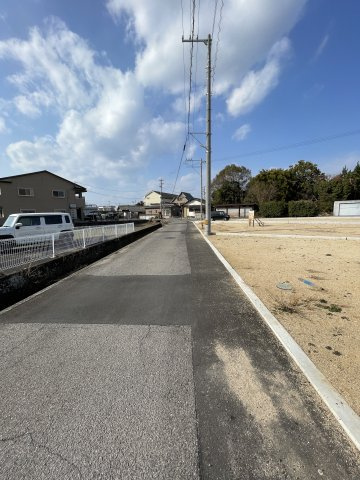 喜光地町2丁目　4区画の前面道路含む現地写真