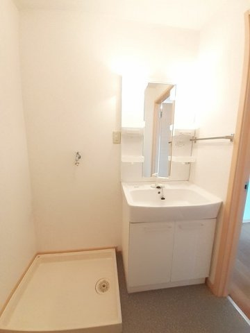 ファミール三次Ａ棟の洗面所|広い洗面スペース