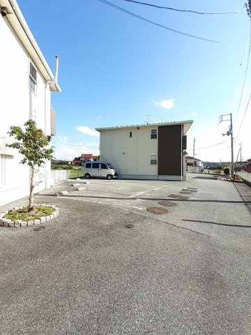 コリーヌ　Ｃの駐車場|車をお持ちの方に嬉しい駐車場付きの物件です