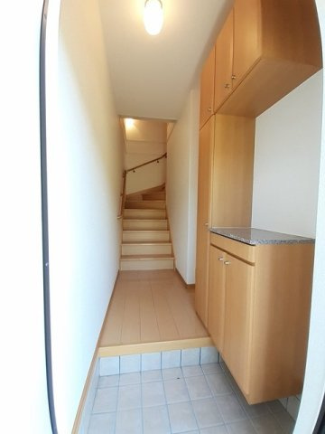 コリーヌ　Ｃの玄関|収納もある玄関です