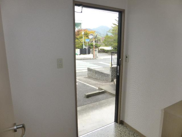 コーポ翼　Ｃの玄関|明るい玄関です