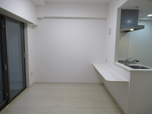 グローベル　ザ・スイート横浜プレミアの居間・リビング|リビングダイニング（別角度）