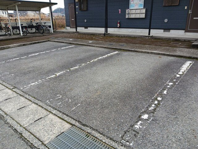 【駐車場】 | グランディヴィラ | 車をお持ちの方に嬉しい駐車場付きの物件です