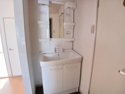 【洗面所】 | グランディヴィラ | スペースが確保できる洗面所です