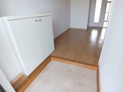 【玄関】 | グランディヴィラ | 収納もある玄関です