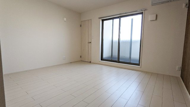 エクシーレ逆瀬川の居間・リビング|ゆったりとした居間です