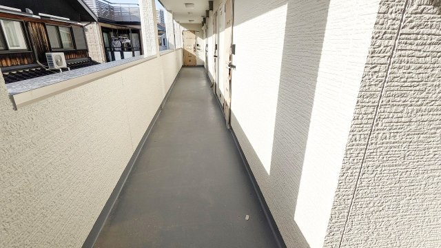 エクシーレ逆瀬川のバルコニー|外からの目が気にならないバルコニーで洗濯物が干せます