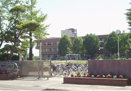 城西小学校まで1200m