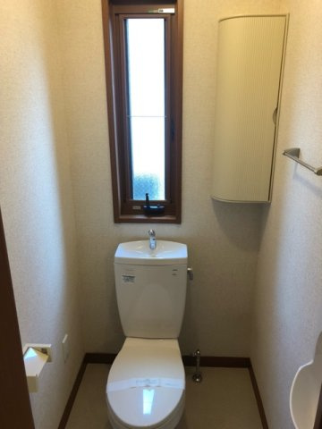 落ち着いた色調のトイレです