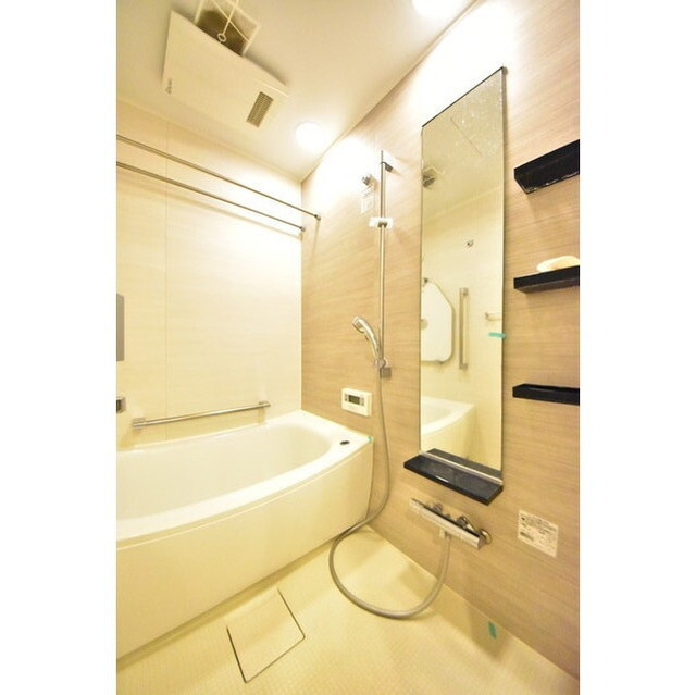 ザ・パークハウス西新宿タワー60の内装|明るい室内です