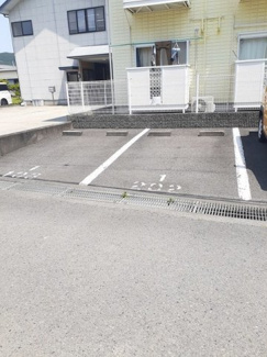 【駐車場】 | メゾンハッピーⅠ | 駐車場に車を止められます