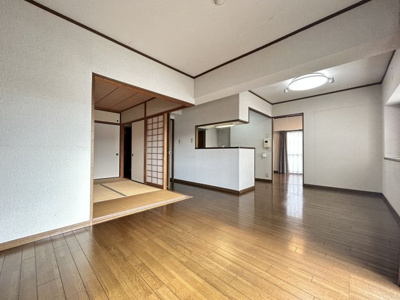 【居間・リビング】 | コアマンションパークシティ | 光に包まれる心地よい大空間。家族の会話も自然と弾む住まい！