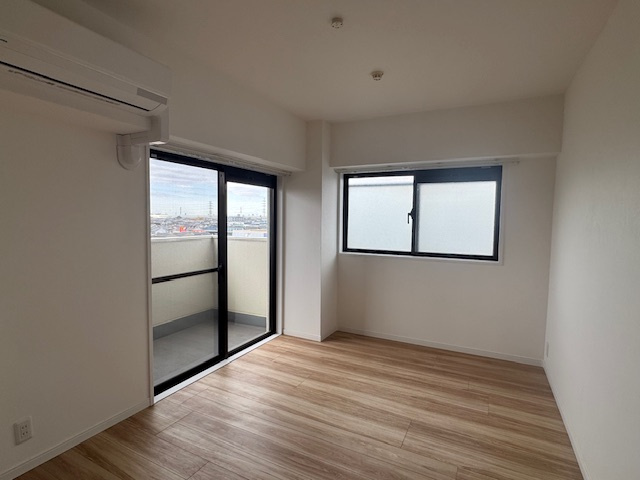 前川公園ローヤルコーポの洋室