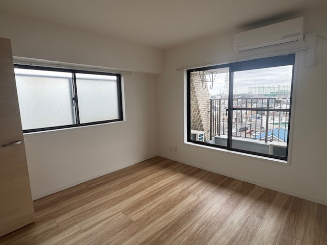 前川公園ローヤルコーポの洋室