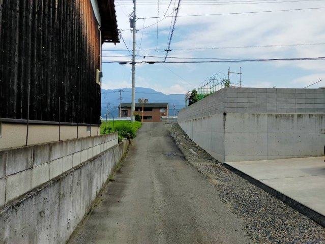 西条市玉津316-12　中古戸建の前面道路含む現地写真
