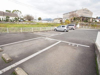 【駐車場】 | エスポワール茶屋ノ原 | 車をお持ちの方に嬉しい駐車場付きの物件です