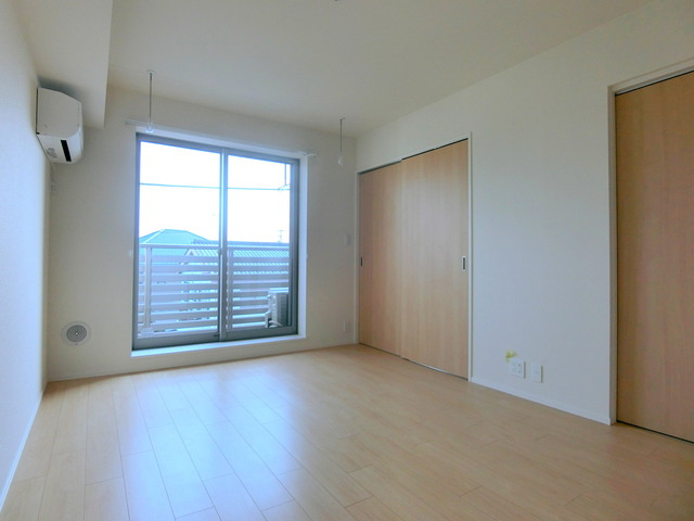 プティ・リヴィエールDの居間・リビング|★南向きリビングです★