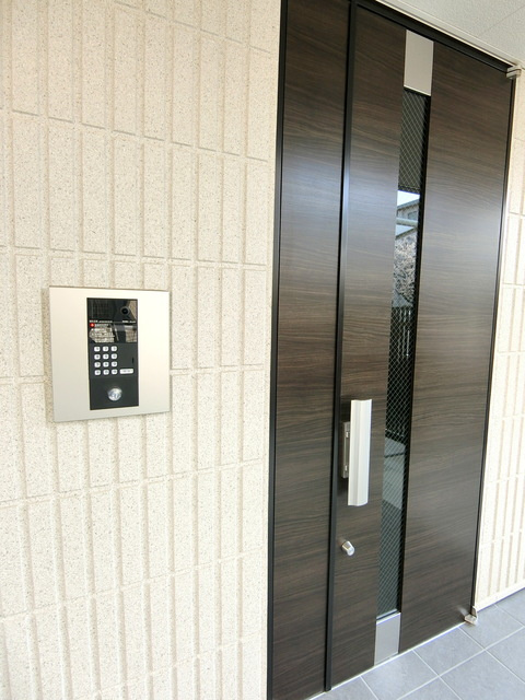 プティ・リヴィエールDのエントランス|★安心のオートロック完備★