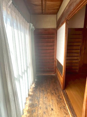 船木（高祖）　中古戸建の内装|【広縁】リビングに繋がる縁側です。南向きで明るく風通しが良いです。襖を閉めるとプライベートな空間を確保しつつ明るい光が差し込みます。