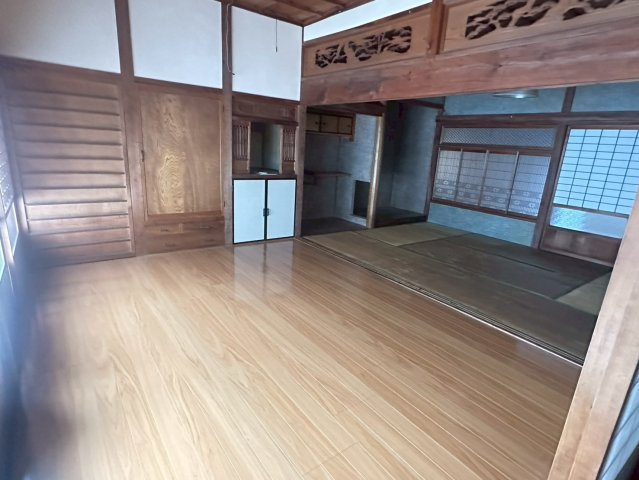 船木（高祖）　中古戸建の居間・リビング|【リビング】木の温もりが心地よいリビング空間。南向きの窓から温かな陽光が差し込み、家族が自然と集まる明るい場所になります。襖を開放すれば隣の和室と繋がり、さらに広く開放的に活用できます。